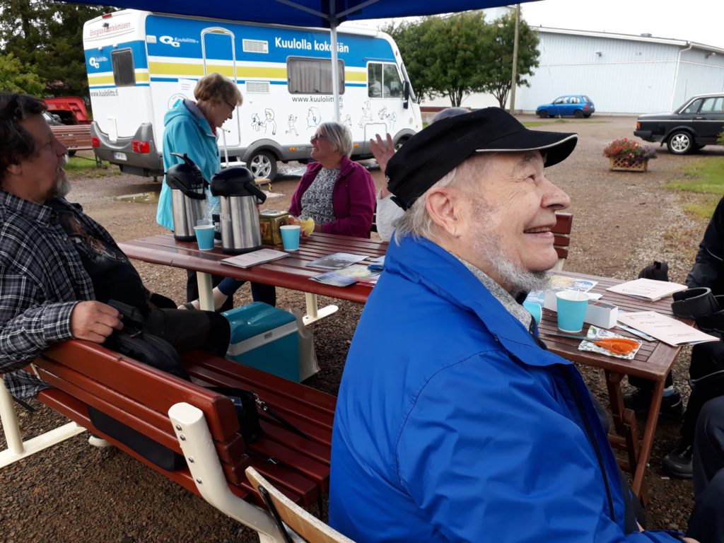 Asuntoautossa kulkeva kuulontutkimusasema pystytettiin Kolarin torille. Katoksessa yhdistyksen väki joi kahvia ja porisi asiakkaita odotellessaan.