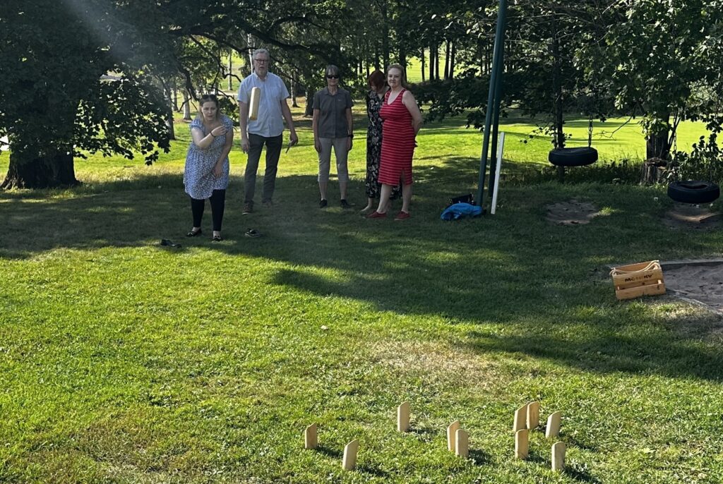 Työikäisten tapaaminen Talin kartanolla. Käynnissä mölkky-peli.