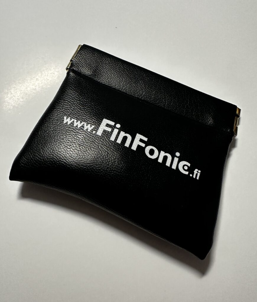 Yksilöllisten kuulonsuojainten säilytyspussukka. Päällä lukee www.finfonic.fi.